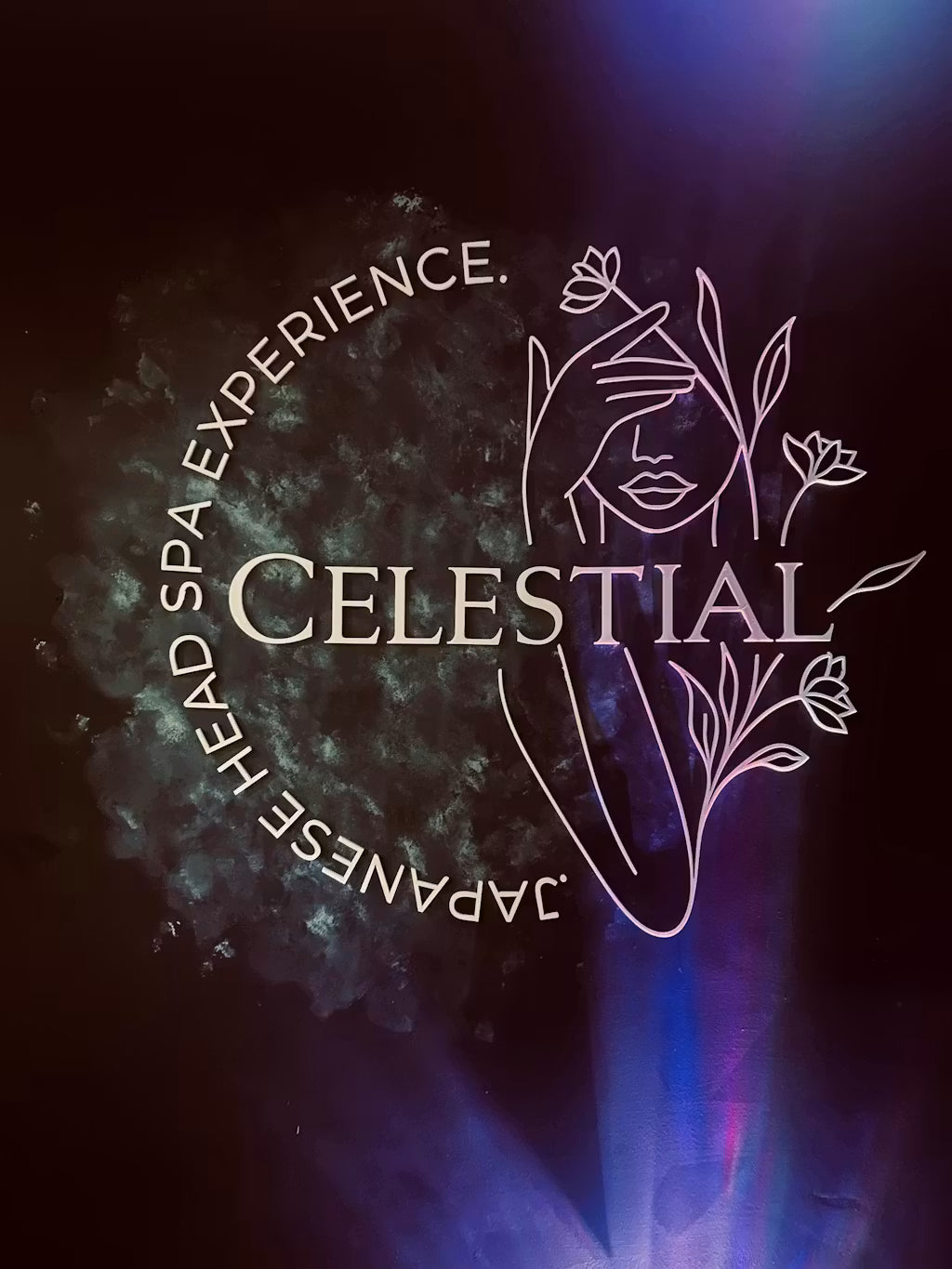 Insegna da parete con logo RJ 3D del marchio "Celestial Japanese Head Spa Experience", caratterizzata da elementi di design artistico su sfondo scuro.