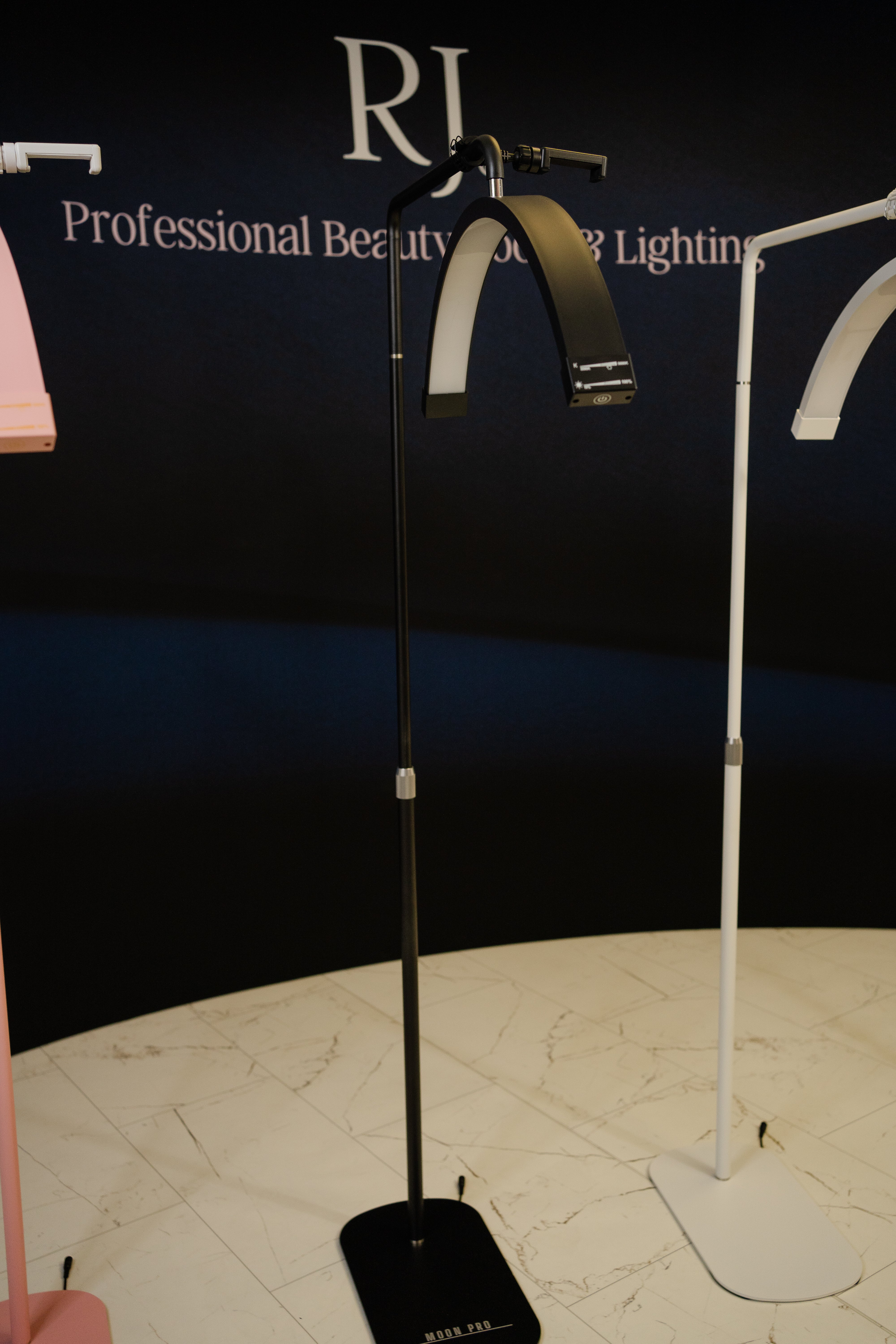 Zwarte halve maanlamp voor schoonheidsspecialisten