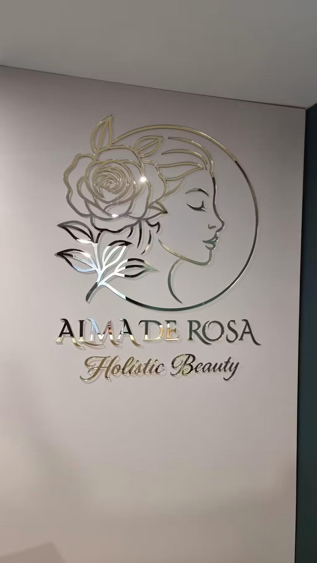 Insegna personalizzata per salone di bellezza con logo dorato a specchio