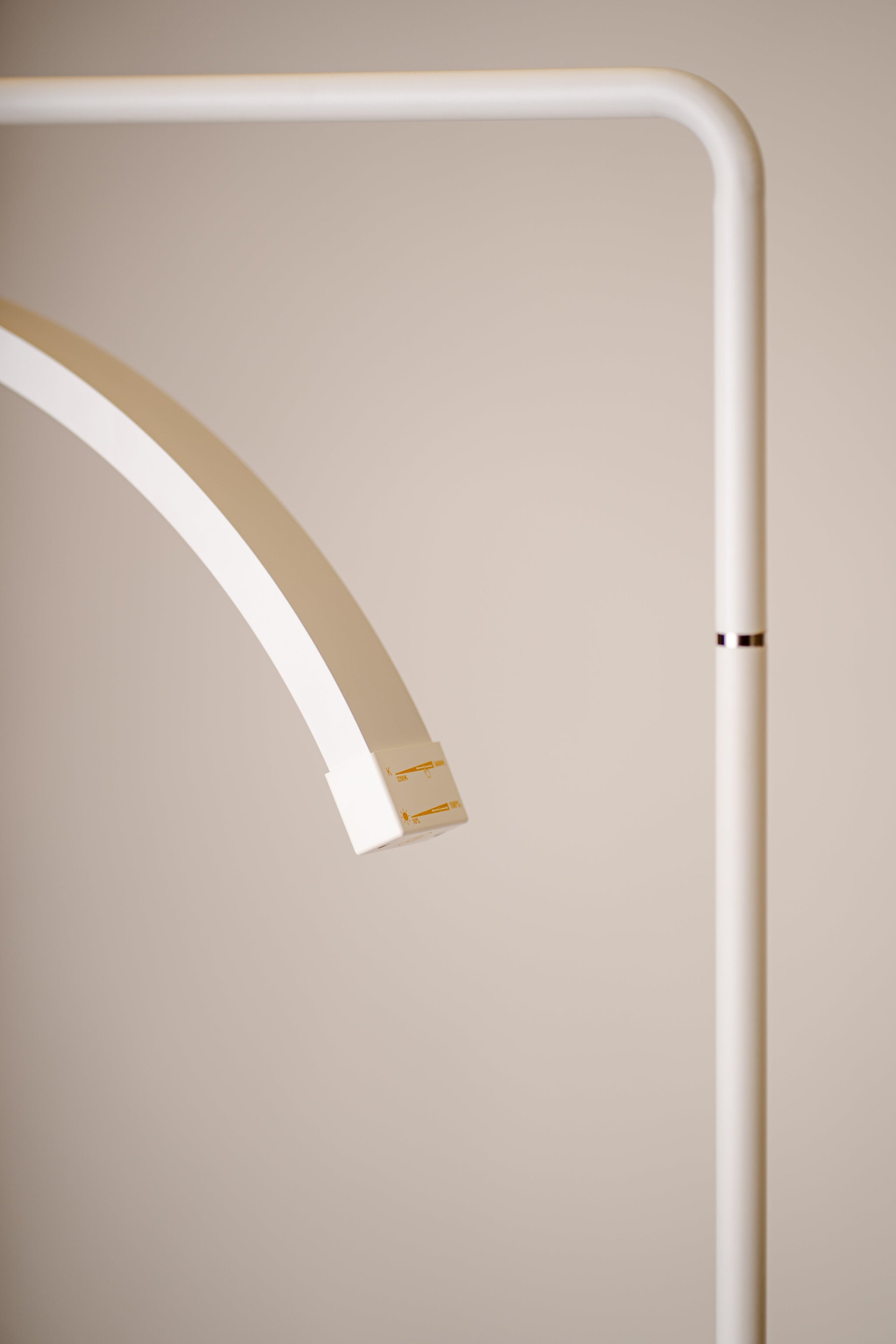 Adjustable height beauty lamp
