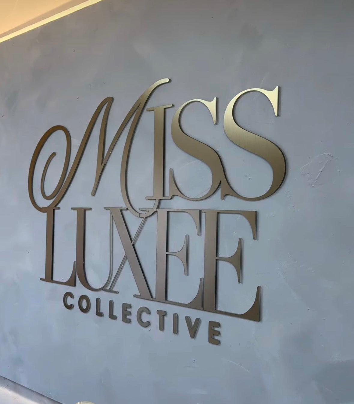 Insegna da parete in acrilico di lusso con logo 3D personalizzato in oro 